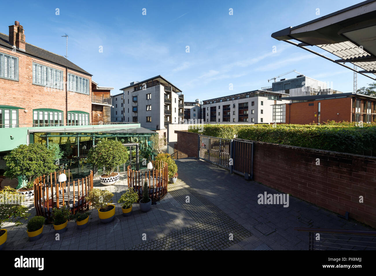 Die gemischte Verwendung Entwicklung von Restaurants und Wohnungen aus Priorat Zeile in Coventry City Centre Großbritannien Stockfoto