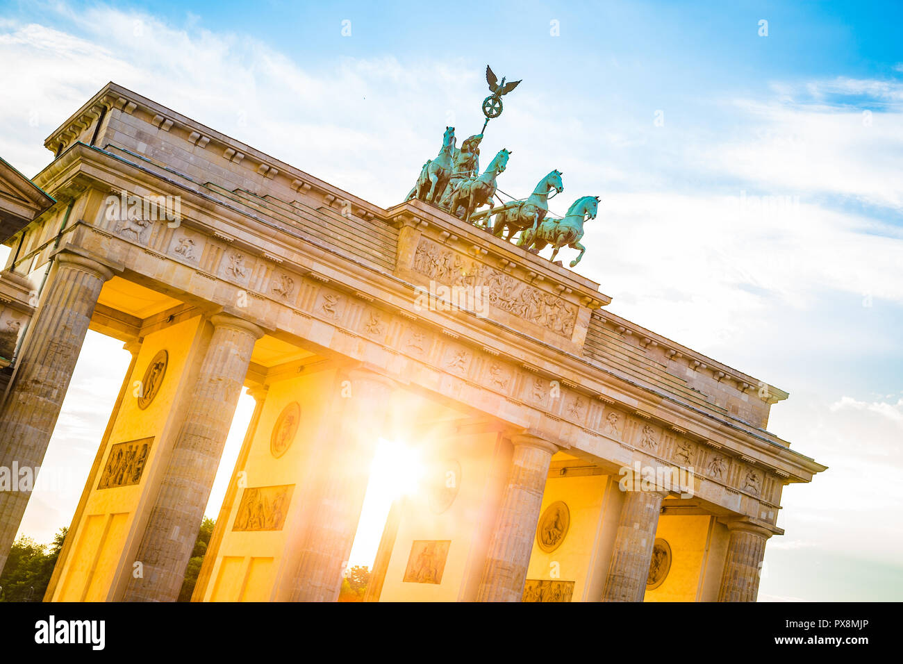 Brandenburger Tor, einem der bekanntesten Wahrzeichen und nationale Symbole in Deutschland, wunderschöne goldene Abendlicht bei Sonnenuntergang, Berlin, Deutschland Stockfoto