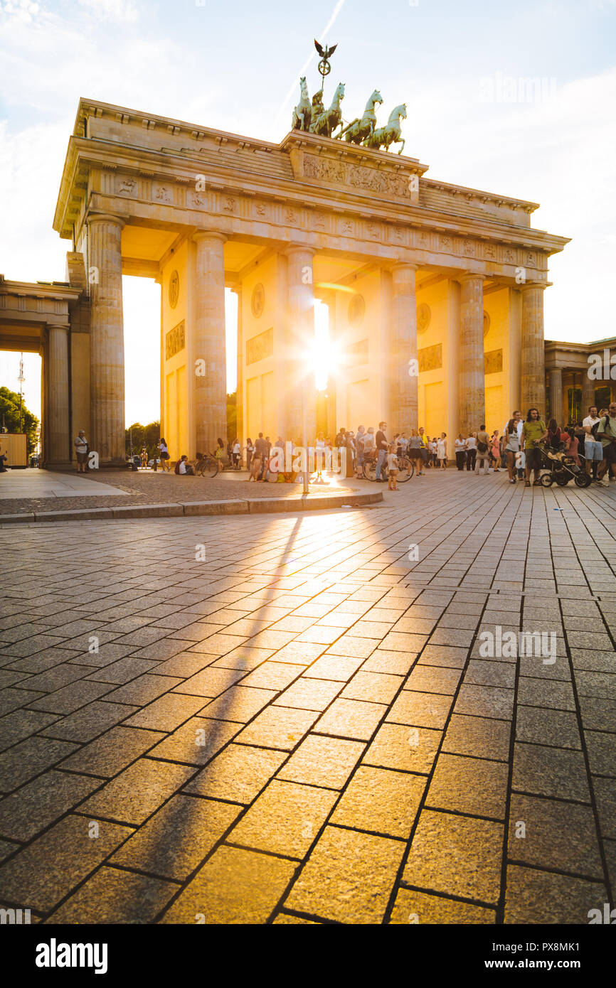 BERLIN - DEUTSCHLAND - Juli 27, 2015: Brandenburger Tor, einem der bekanntesten Wahrzeichen und nationale Symbole in Deutschland, wunderschöne goldene Abendlicht Stockfoto