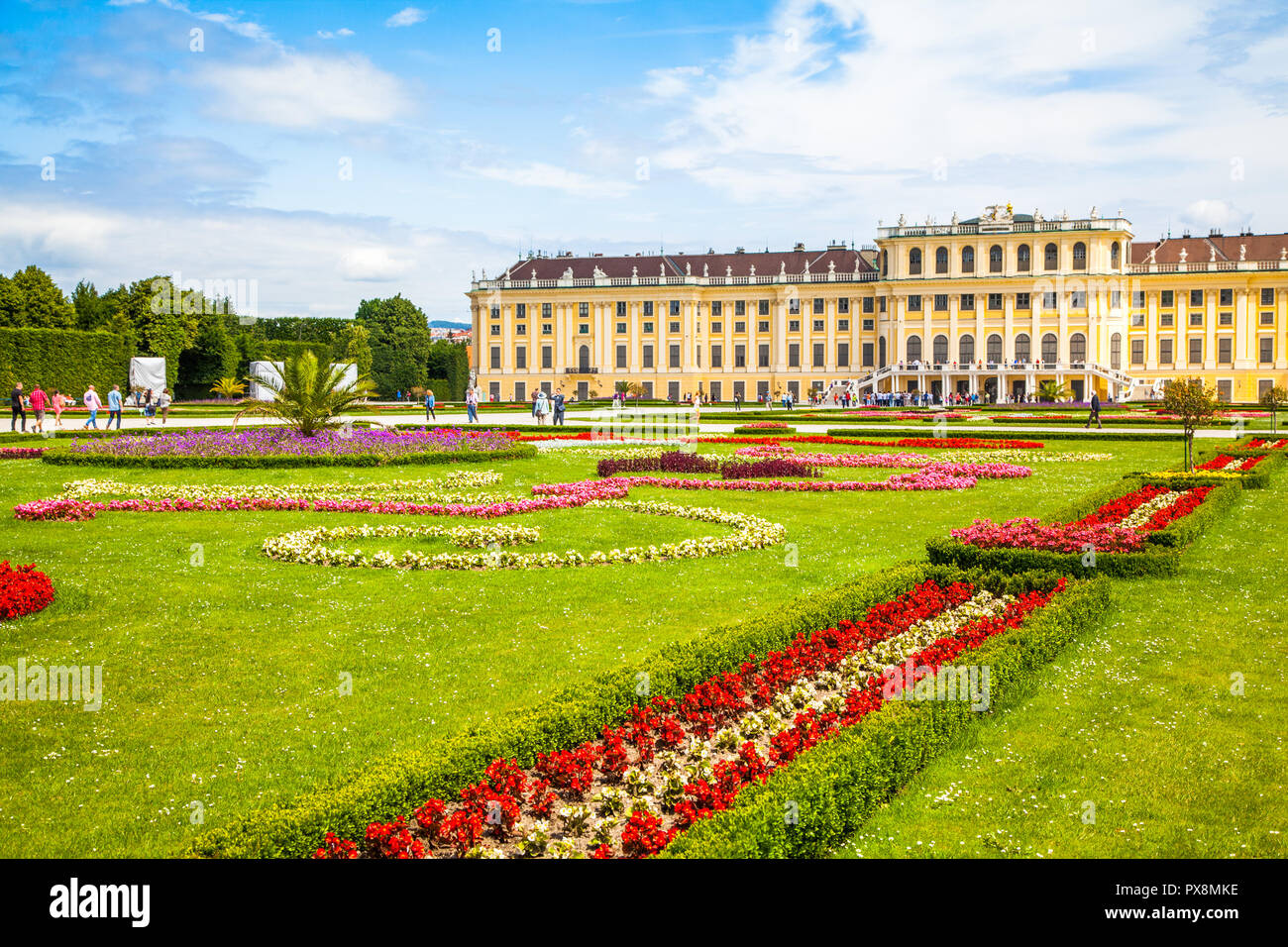 Klassische Ansicht des berühmten Schloss Schönbrunn mit malerischen großen Parterres Garten an einem schönen sonnigen Tag mit blauem Himmel und Wolken im Sommer, Wien, Österreich Stockfoto
