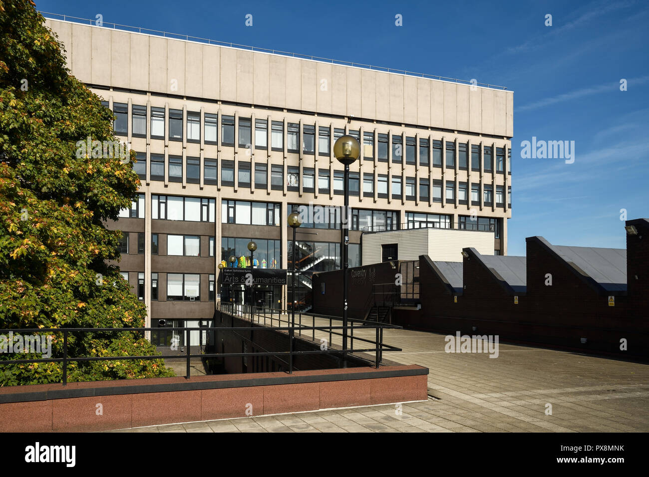 Coventry University Graham Sutherland Gebäude für die Fakultät für Geistes- und Kulturwissenschaften auf Gosford Straße in Coventry City Centre Großbritannien Stockfoto