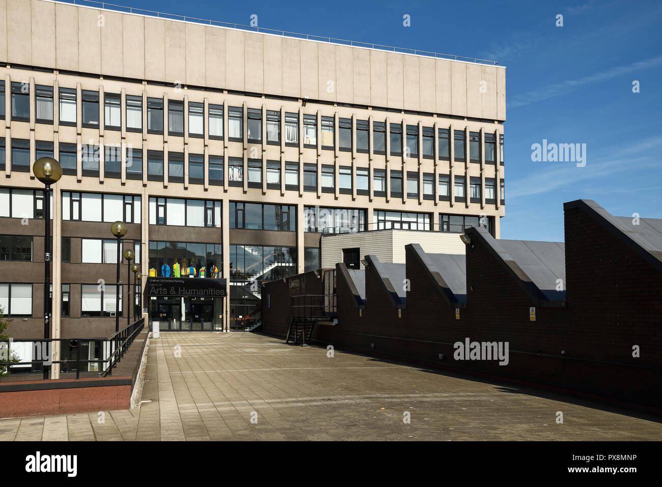 Coventry University Graham Sutherland Gebäude für die Fakultät für Geistes- und Kulturwissenschaften auf Gosford Straße in Coventry City Centre Großbritannien Stockfoto