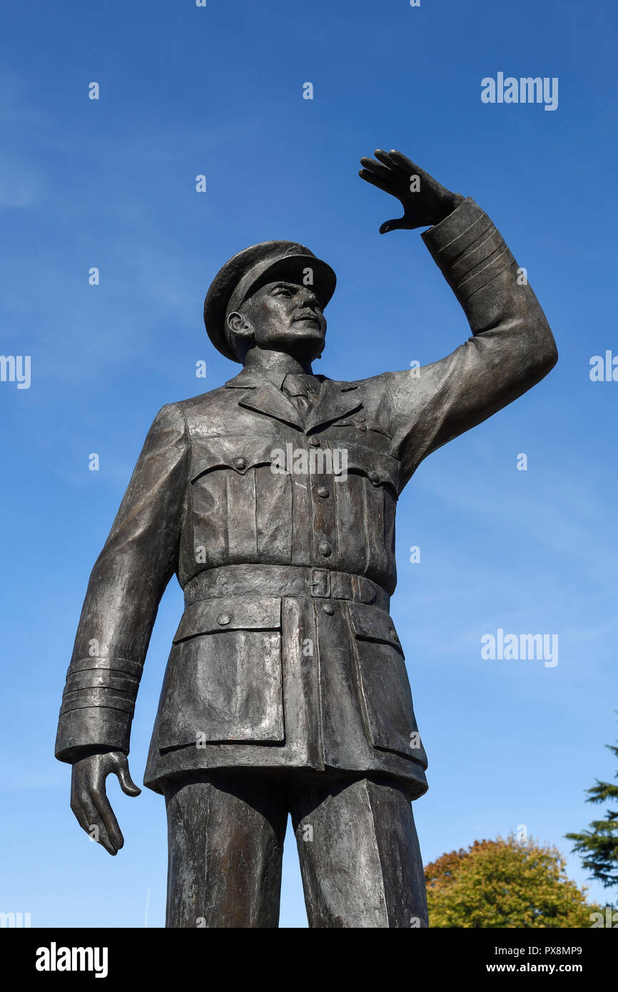 Die Statue von Sir Frank Whittle auf Hales Straße in Coventry City Centre Großbritannien Stockfoto