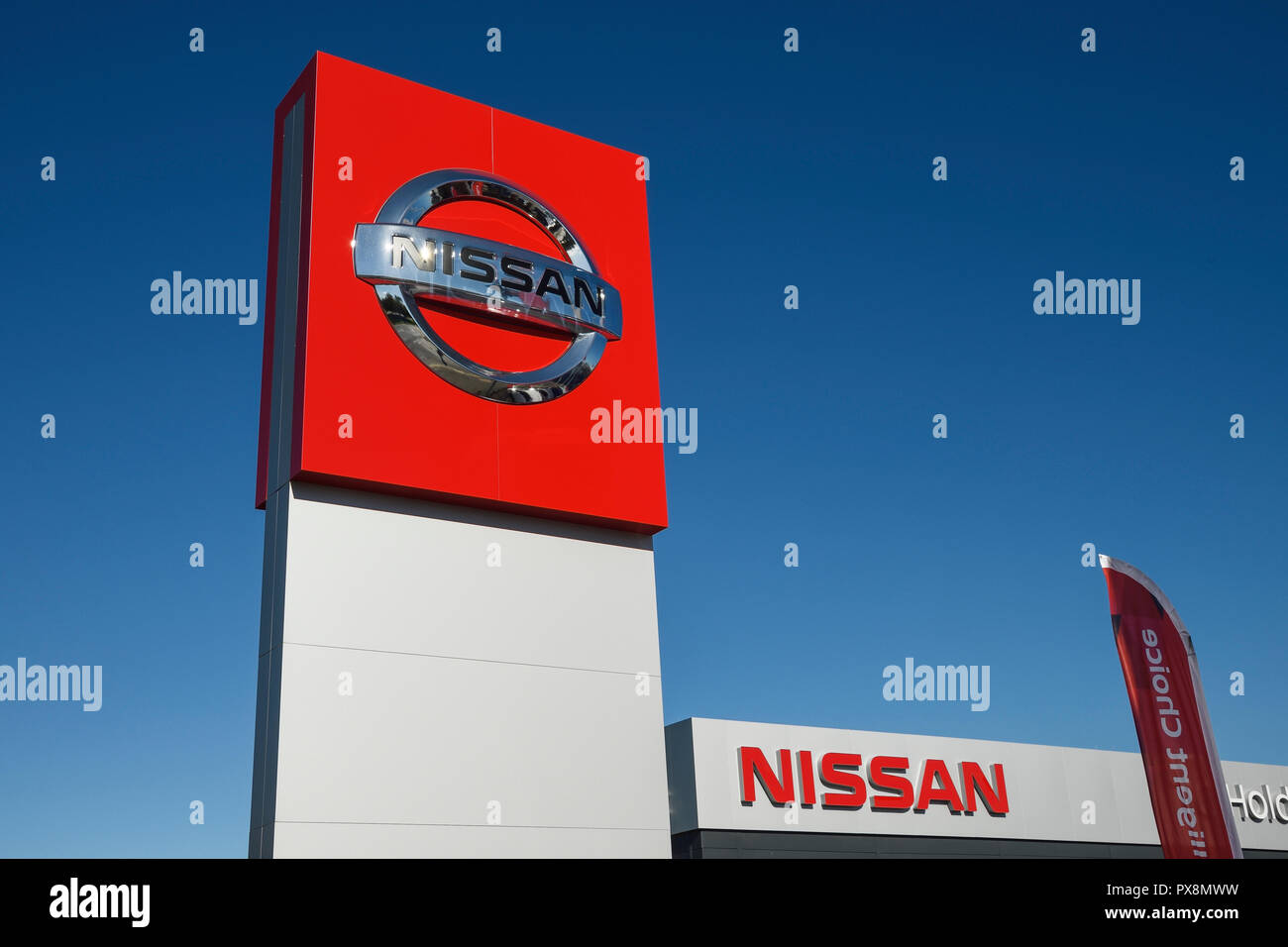Ein Nissan pylon Zeichen außerhalb ein Autohaus Stockfoto