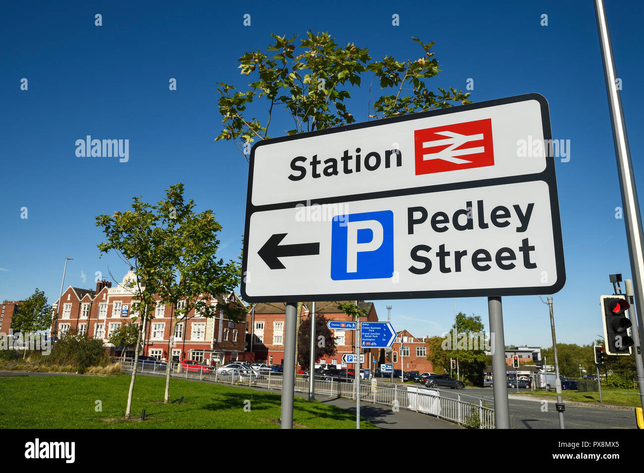 Eine Beschilderung für den Bahnhof und Parkplatz in Crewe, Großbritannien Stockfoto