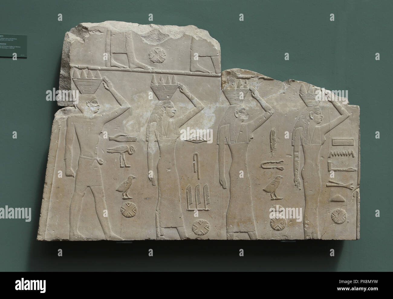 Opferträger. Hieroglyphen (C. 2550 v. Chr.) aus dem Grab der Prinzessin Nofert bei Medum (meidum) Alte Königreich, 4. Dynastie. Stockfoto