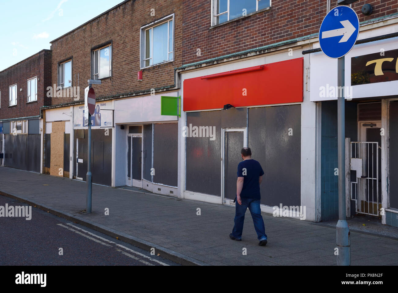 Ein Mann der Vergangenheit leer Verbrettert Geschäfte an der Victoria Street in Crewe Stadtzentrum UK Stockfoto