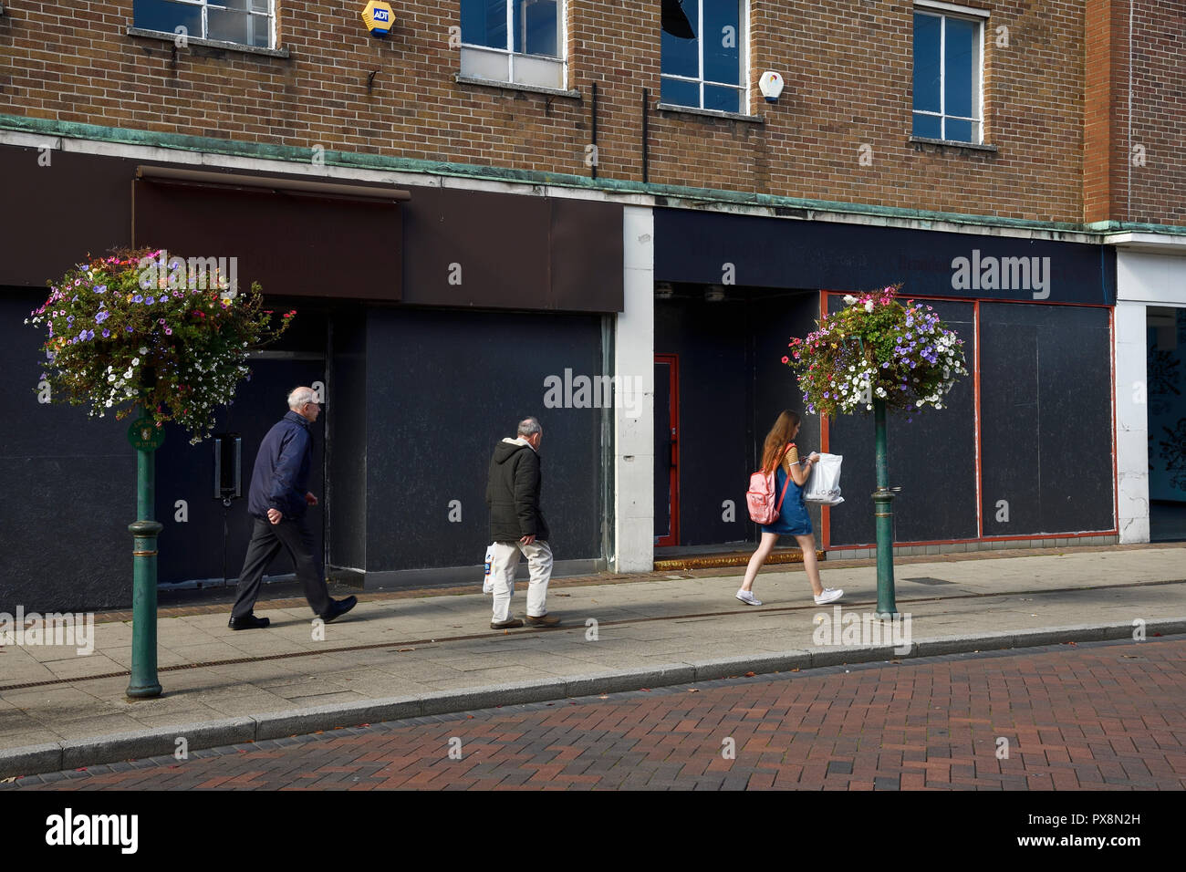 Menschen gehen Vergangenheit leer bis Geschäfte an Bord am Queensway Stadtzentrum in Crewe, Großbritannien Stockfoto
