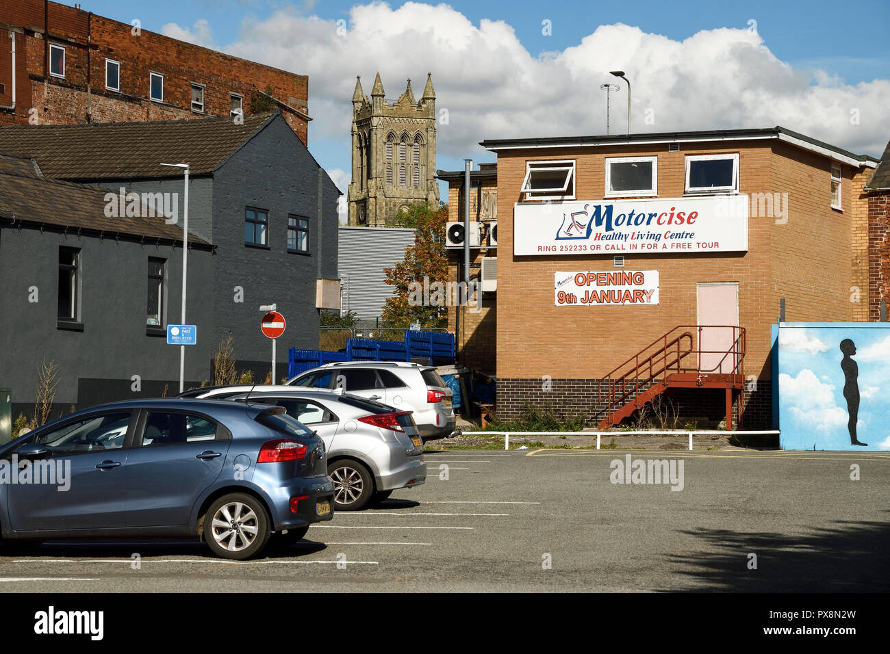 Oak Street Parkplatz und Christ Church Tower in Crewe Stadtzentrum UK Stockfoto