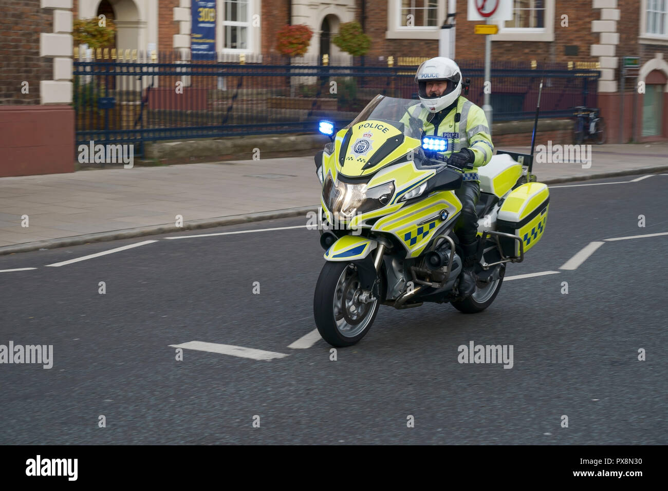 Ein Polizei Motorrad durch das Stadtzentrum von Chester Großbritannien fahren Stockfoto