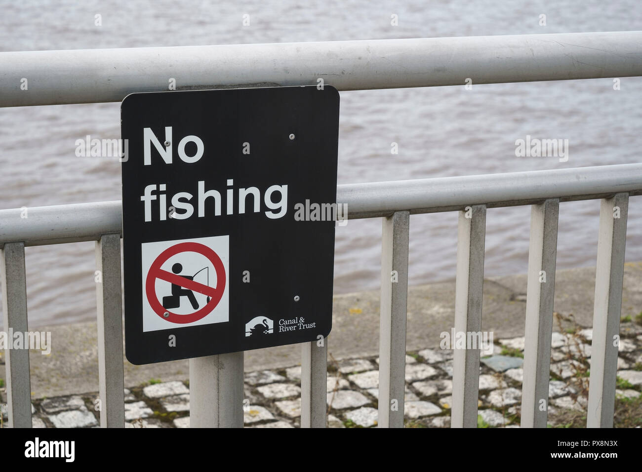 Keine Fischerei Schild am Ufer des Flusses Mersey in Liverpool, Großbritannien Stockfoto