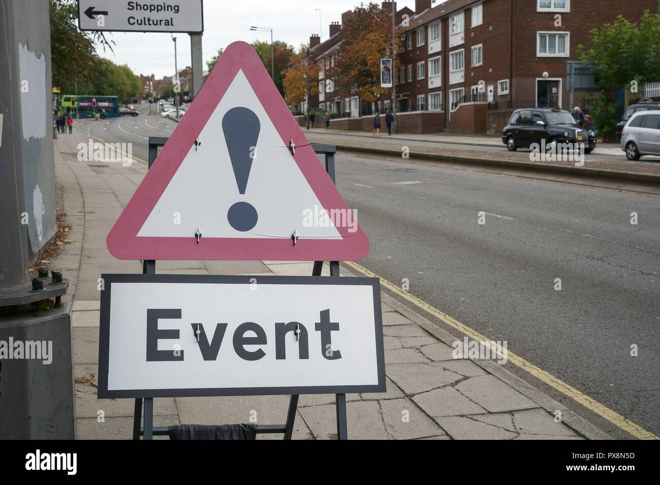Ein strassenschilder Warnung eines city center Event in Liverpool, Großbritannien Stockfoto
