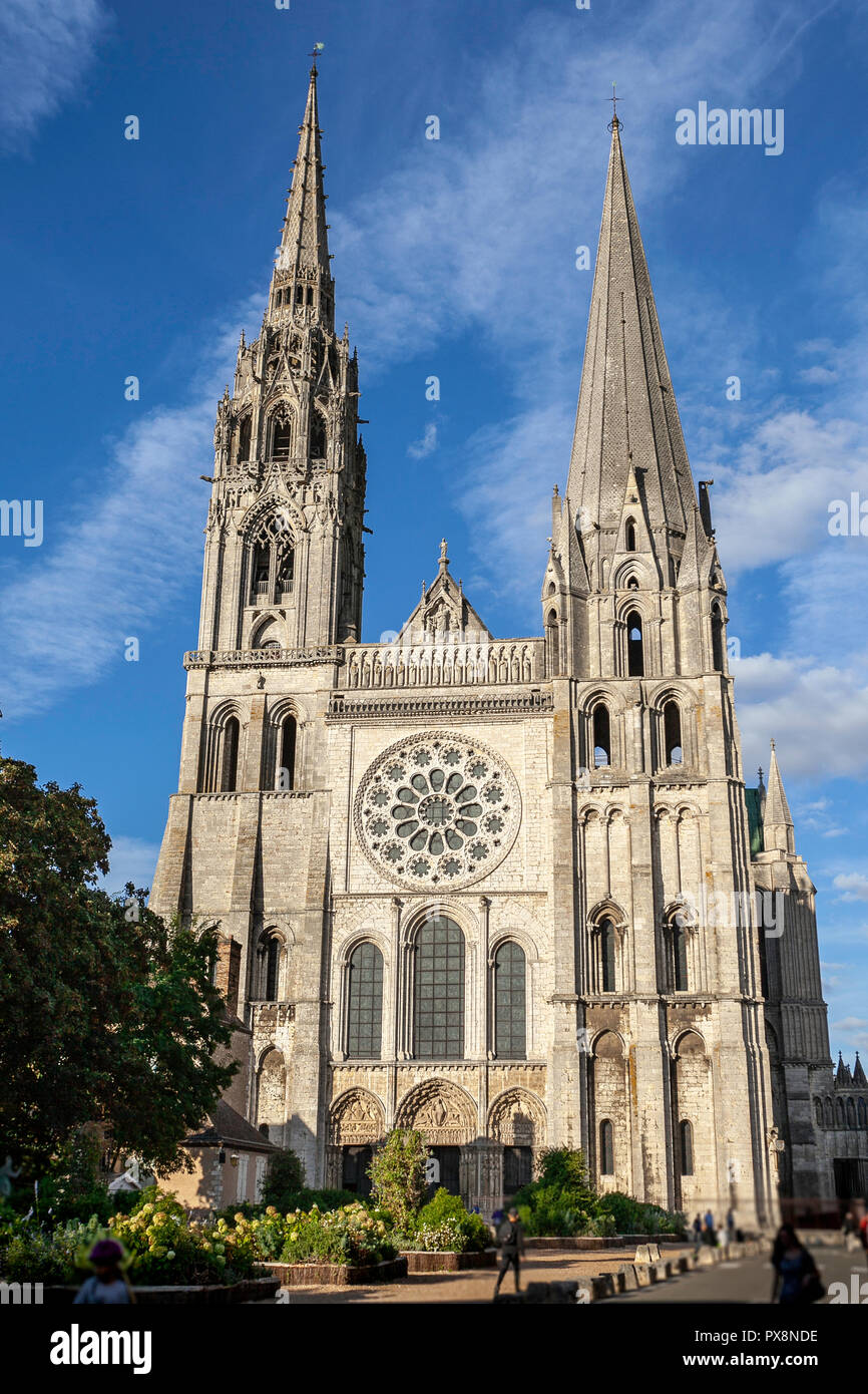 Die Frontansicht der Kathedrale Notre Dame de Chartres, Frankreich Stockfoto