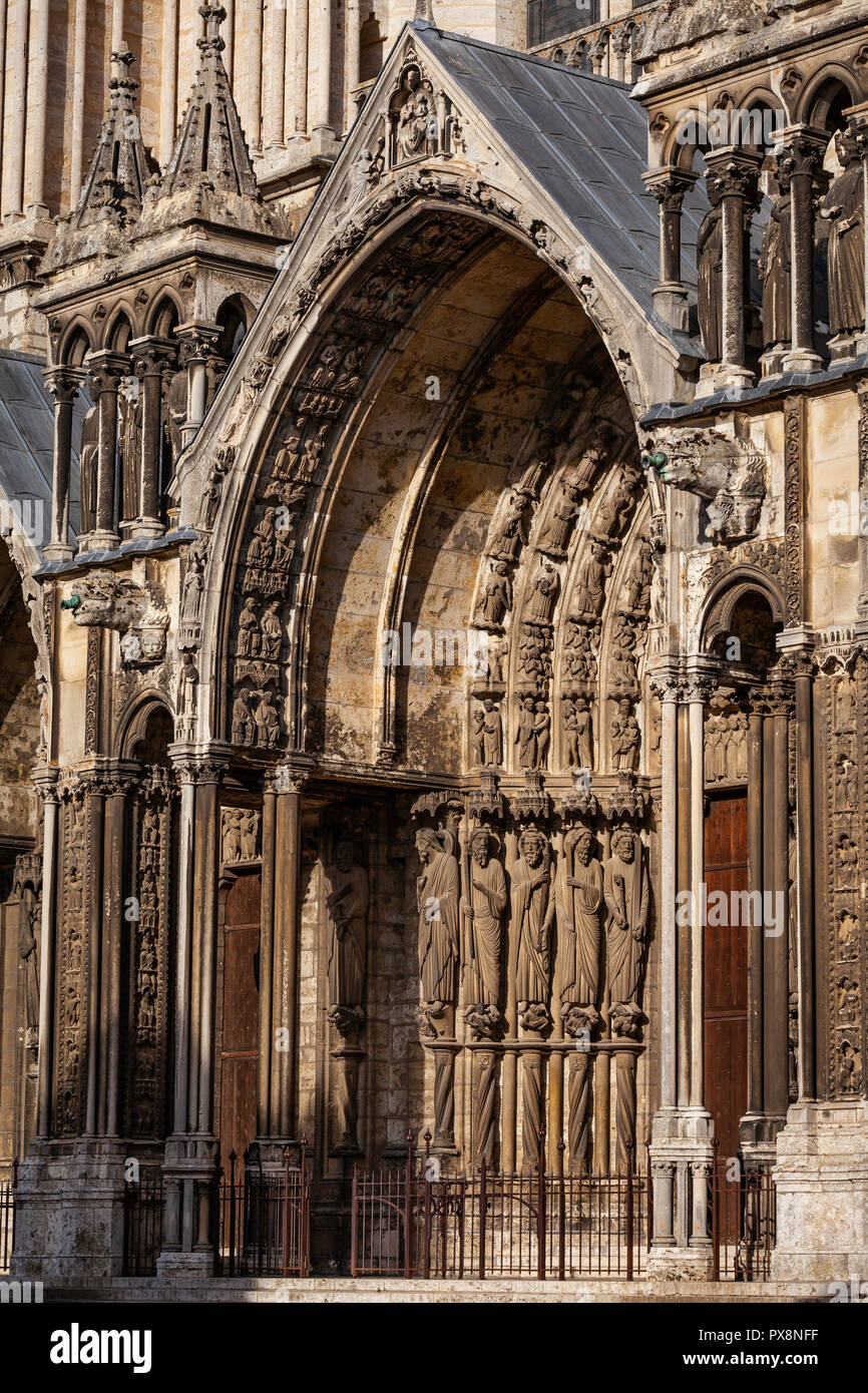 Der Eingang zur Kathedrale Notre Dame de Chartres, Frankreich Stockfoto