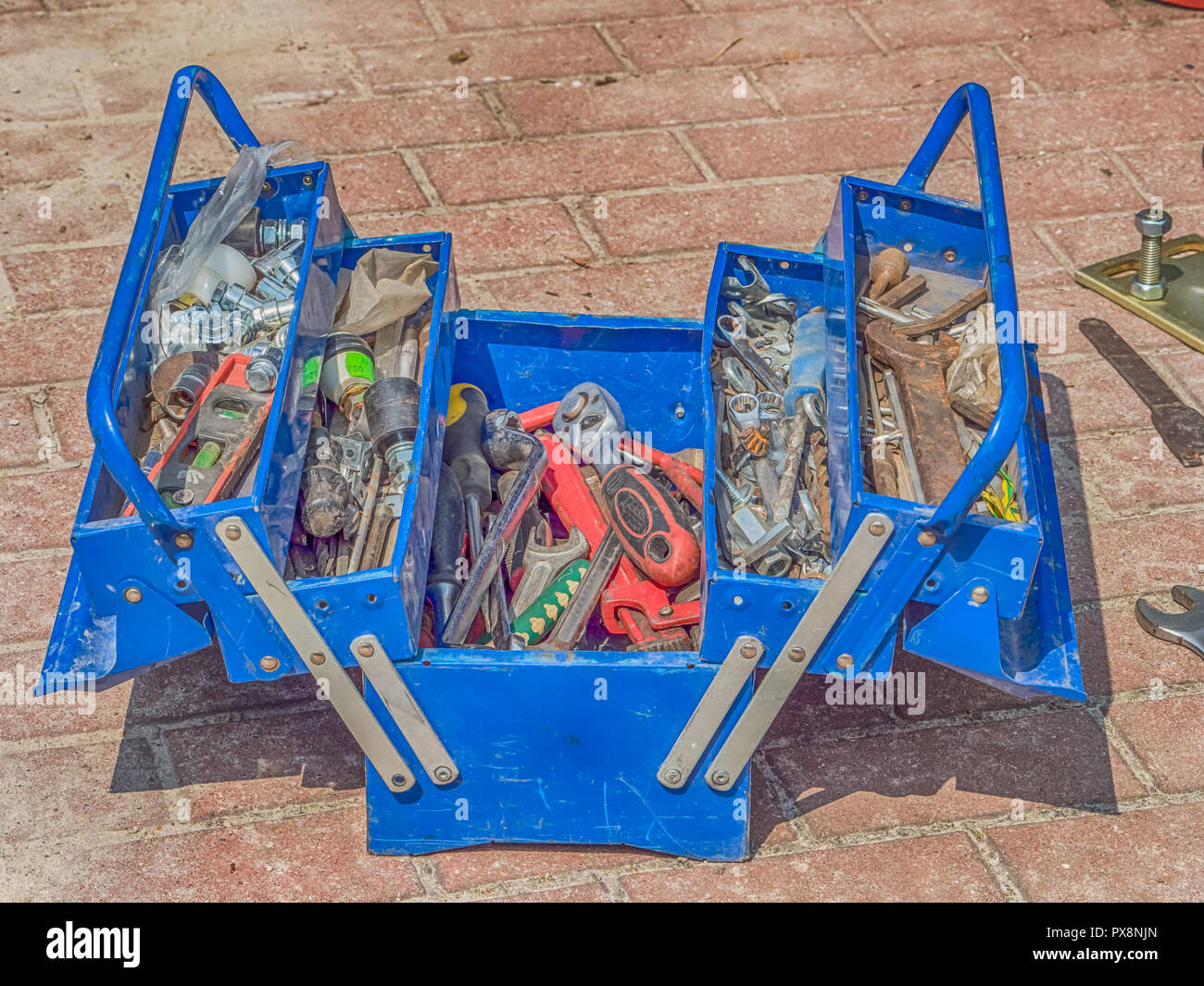 Professionelle Sanitär-Werkzeuge und Dichtungen am Arbeitsplatz gelegt. Stockfoto