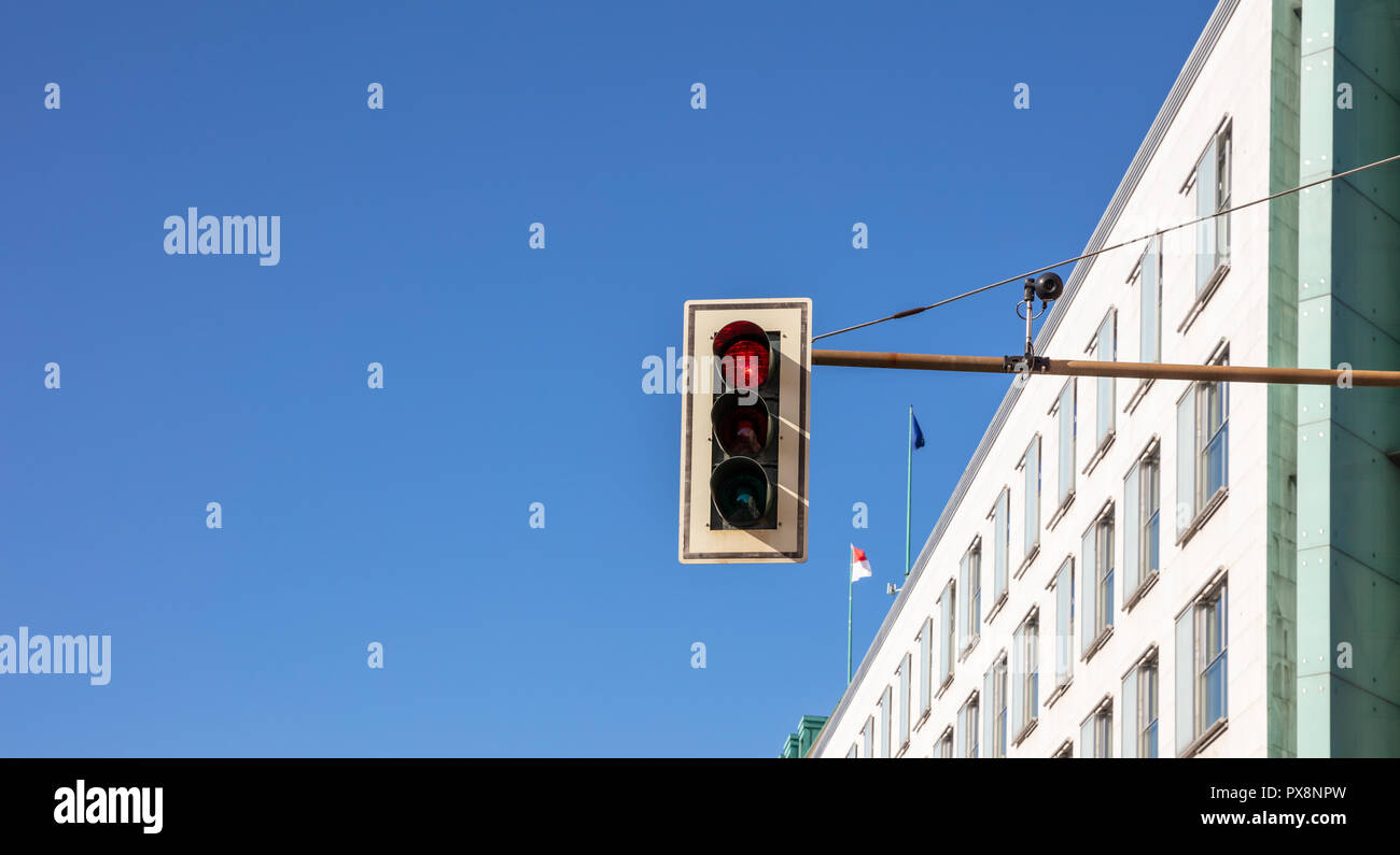 Rote Ampel für Autos im Zentrum der Stadt, in der blauen Himmel Hintergrund Stockfoto