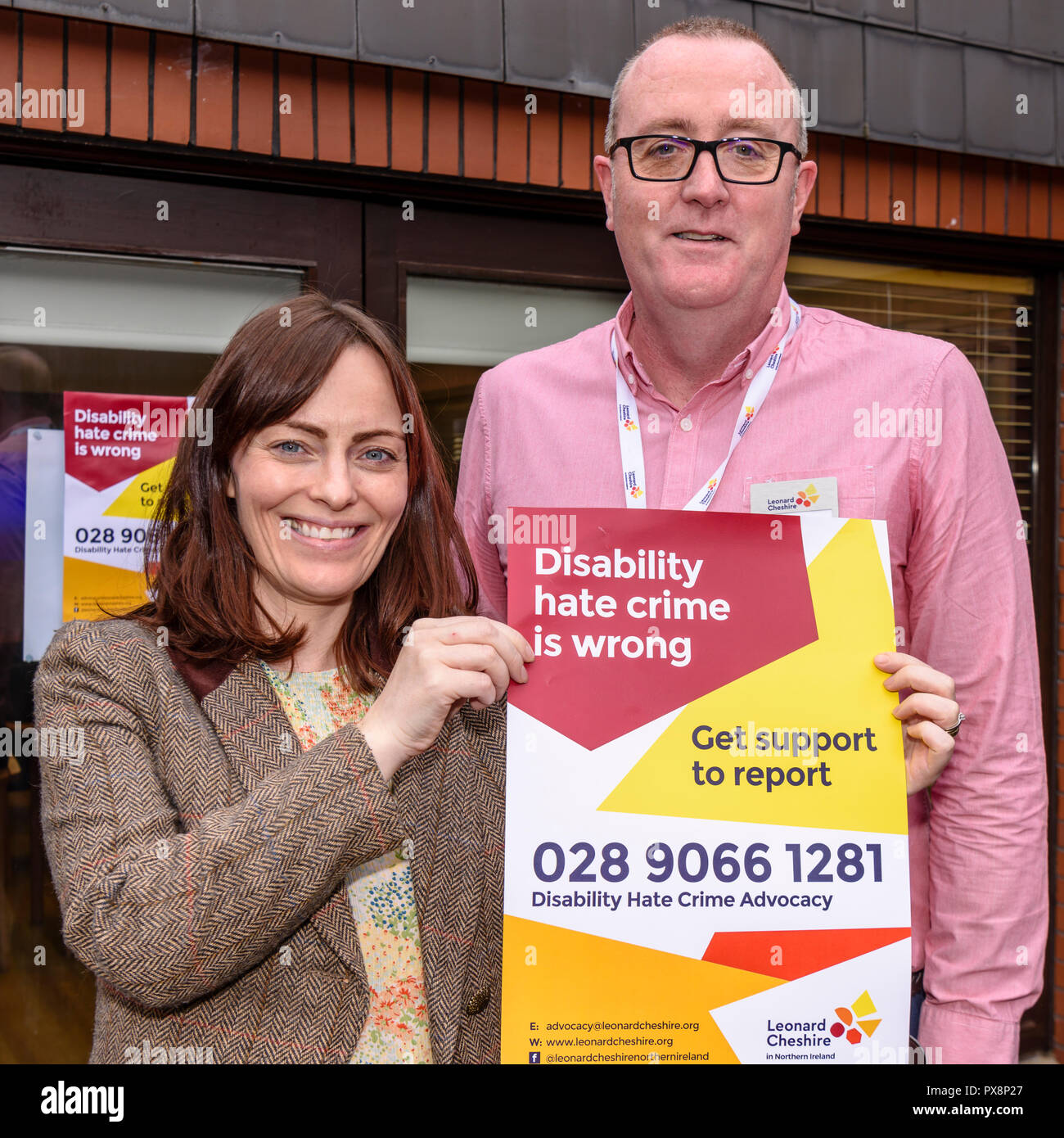 Belfast, Nordirland. 16/10/2016 - Terry McCorry, Behinderung Hasskriminalität Fürsprecher für Leonard Cheshire NI mit SDLP des Nichola Mallon bis ein Bewusstsein Plakat für Behinderung Hasskriminalität Unterstützung während der Hasskriminalität Bewußtsein Woche. Stockfoto