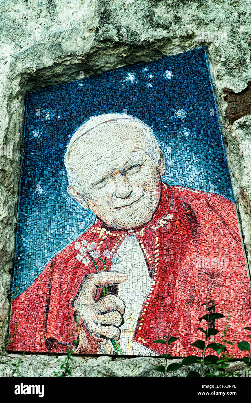 Castel di Leva Rom, Italien, 6. Oktober, 2018: Die schöne Mosaik von Papst Wojtyla, ist ein Werk des Malers Luca Vernizzi bearbeitet von Architekt Luigi Stockfoto