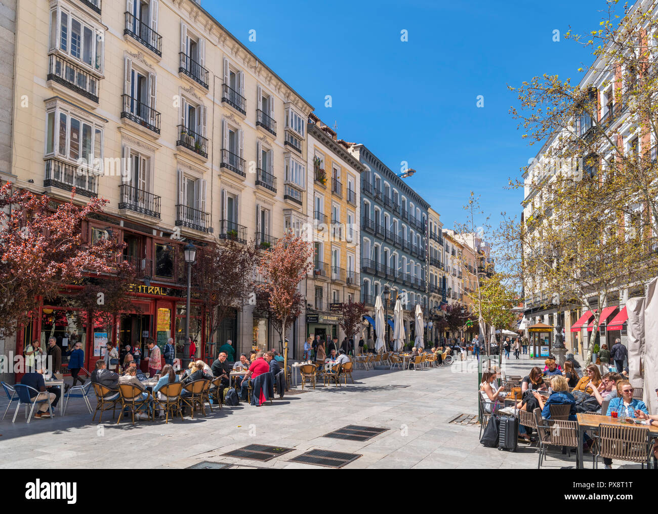 Straßencafés und Bars auf der Plaza de Tirso de Molina, La Latina/Lavapies Bezirk, Madrid, Spanien Stockfoto