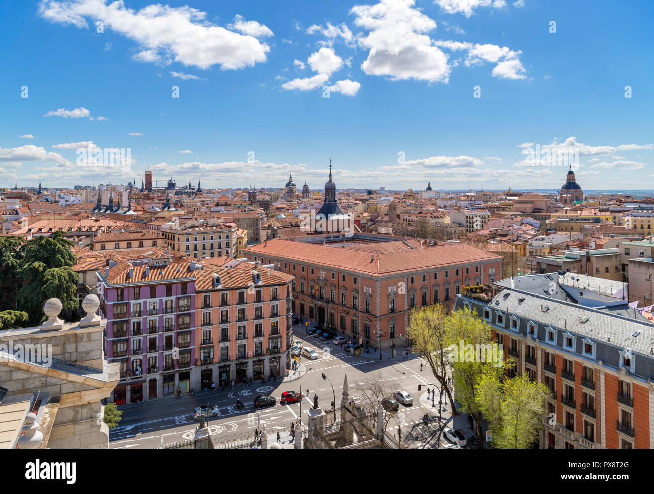 Blick über die Stadt vom Dach der Madrider Kathedrale (Catedral de Nuestra Señora de la Almudena), Madrid, Spanien. Stockfoto