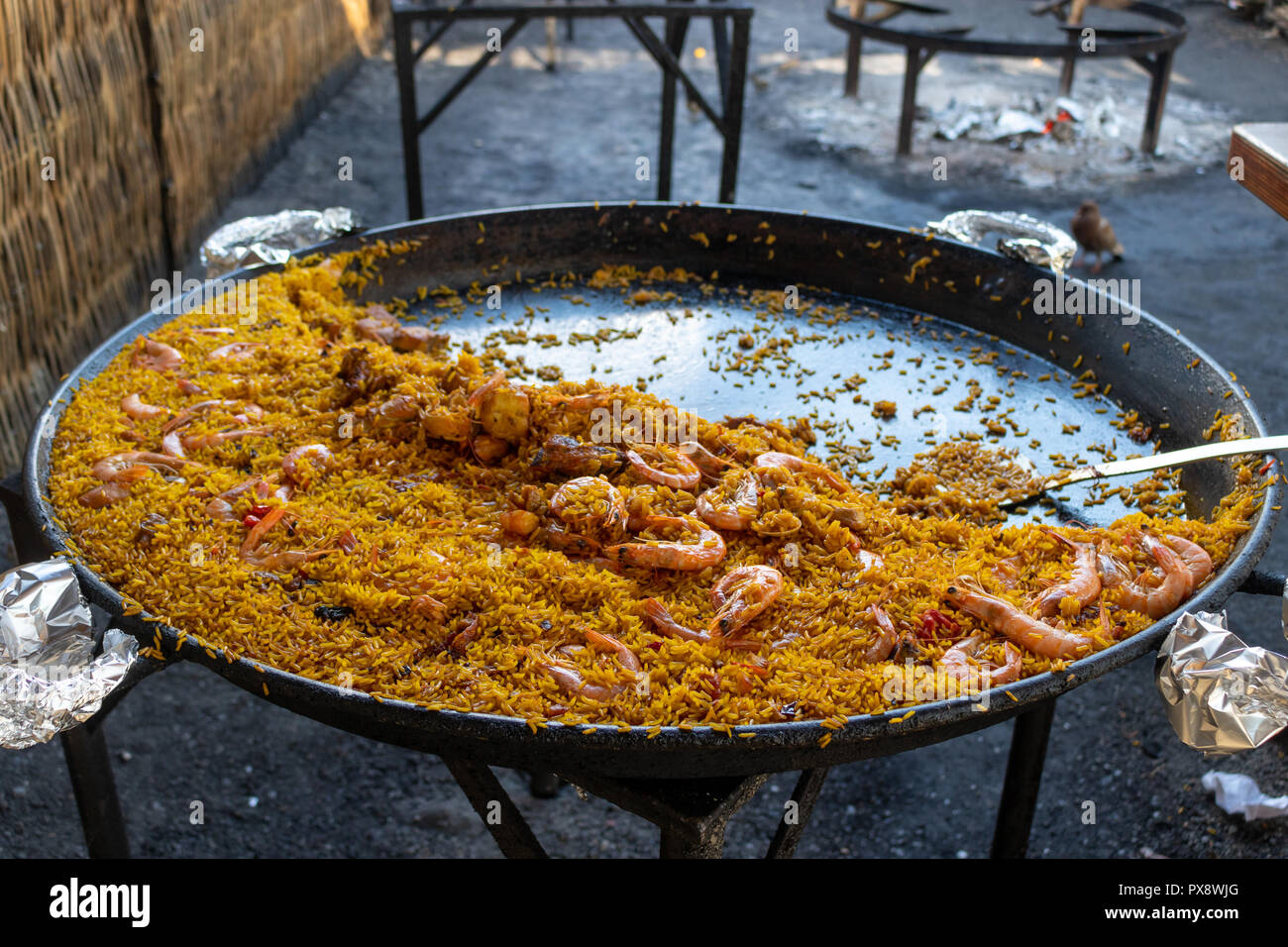 Paella wird in einem Restaurant im Freien in Spanien zubereitet; Abendessen am Strand Stockfoto