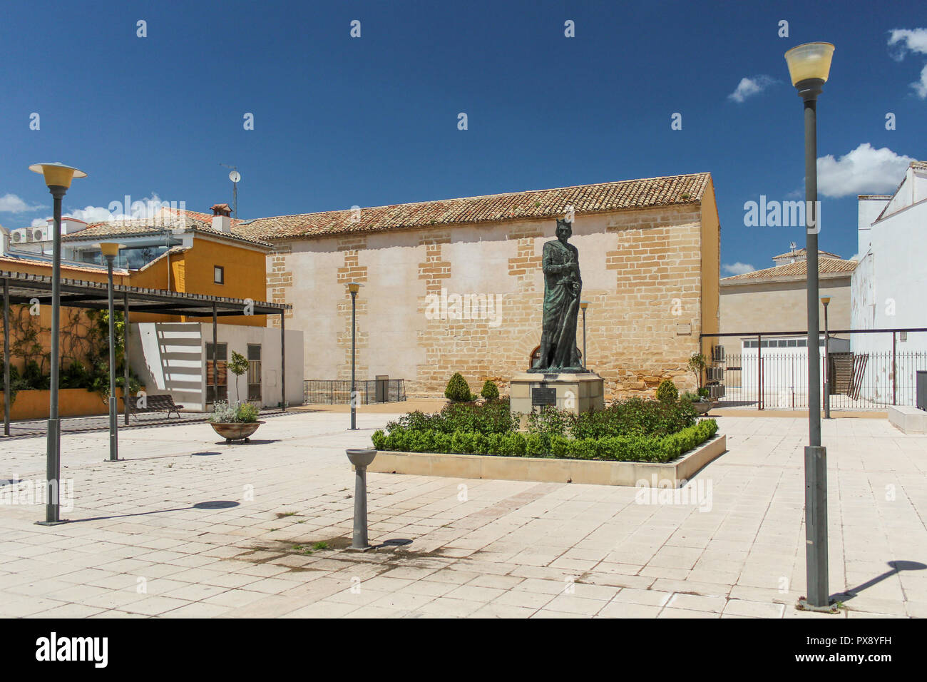 Innenhof mit Statue neben der Kirche von Santa Cruz in Baeza, Spanien. Im romanischen Stil, die in einem perfekten Zustand bis heute erhalten geblieben ist. Es dat Stockfoto