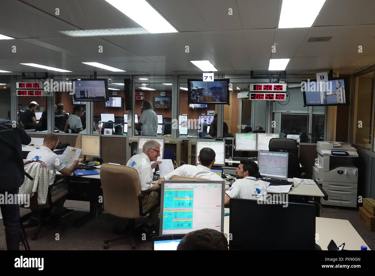 Kourou, Frankreich. Okt, 2018 20. 19 Oktober 2018, Frankreich, Kourou: Mitarbeiter sitzen an ihren Monitoren im Control Center am Weltraumbahnhof Kourou. Eine Ariane-5 Rakete wird vom Weltraumbahnhof in Kourou in Französisch-Guayana nehmen um 15.45 Uhr MESZ mit der Sonde. Wenn alles nach Plan geht, die 6,40 Meter hohe und 4,1 Tonnen schwere Satellit soll sein Ziel im Dezember 2025 zu erreichen. Credit: Janne Kieselbach/dpa/Alamy leben Nachrichten Stockfoto