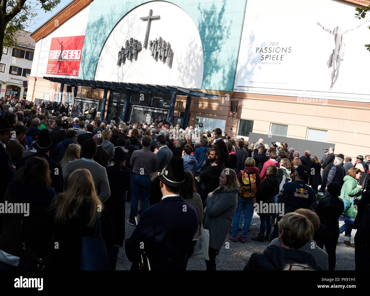 20 Oktober 2018, Bayern, Oberammergau: 20. Oktober 2018, Deutschland, Oberammergau: Zuschauer vor der Passion Play House, wenn die Akteure der Passionsspiele 2020 verkündet werden. Das Spektakel von Christi Leiden, Tod und Auferstehung wird alle zehn Jahre durchgeführt. Derzeit sind die Vorbereitungen für die Premiere am 16. Mai 2020 im Gange. Foto: Angelika Warmuth/dpa Stockfoto