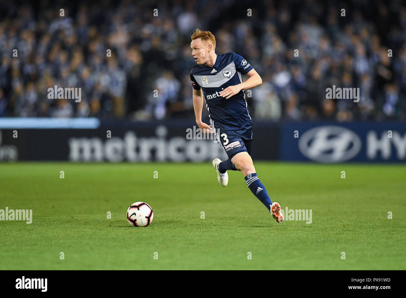 Marvel Stadion, Melbourne, Australien. Okt, 2018 20. Eine Liga Fußball, Melbourne Victory gegen die Stadt Melbourne; Corey Brown von der Melbourne Victory spielt den Ball vorwärts Credit: Aktion plus Sport/Alamy leben Nachrichten Stockfoto