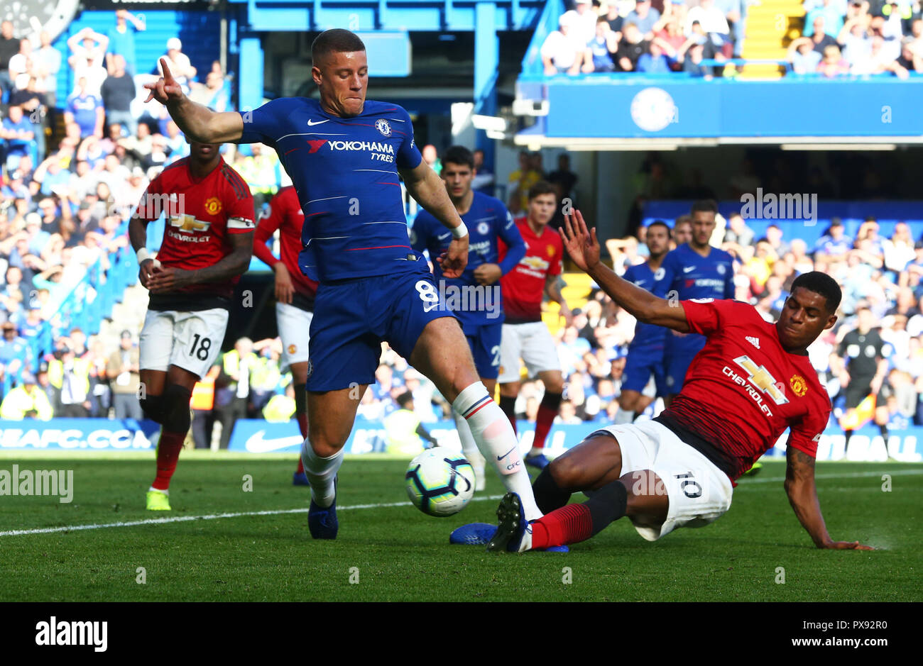 London, England - 20. Oktober: 2018 Chelsea's Ross Barkley erhält von der Manchester United Marcus Rashford während Premiership League zwischen Chelsea und Manchester United Stadion an der Stamford Bridge, London, England am 20. Okt 2018. Kredit Aktion Foto Sport Stockfoto
