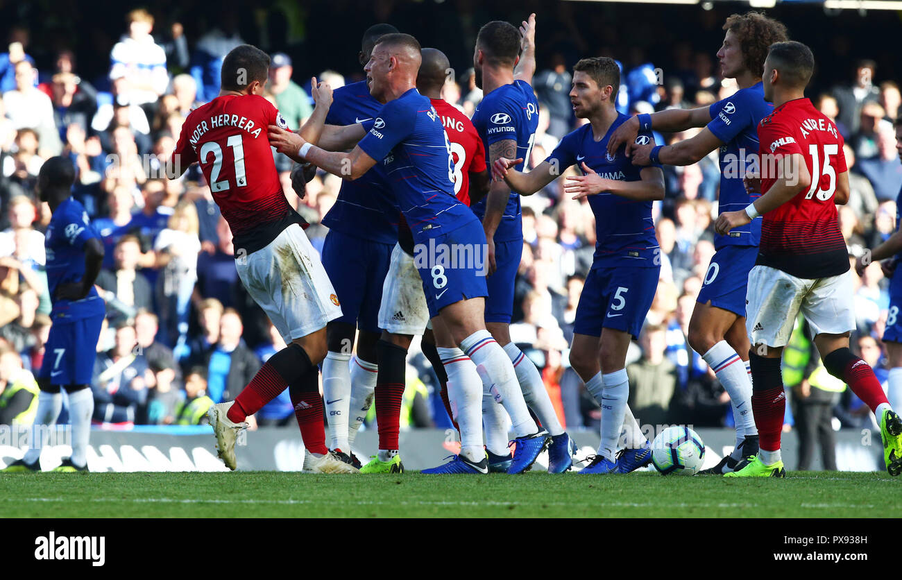 London, England - 20. Oktober: 2018 Chelsea's Ross Barkley tussle mit Manchester United Ander Herrera während Premiership League zwischen Chelsea und Manchester United Stadion an der Stamford Bridge, London, England am 20. Okt 2018. Kredit Aktion Foto Sport Stockfoto