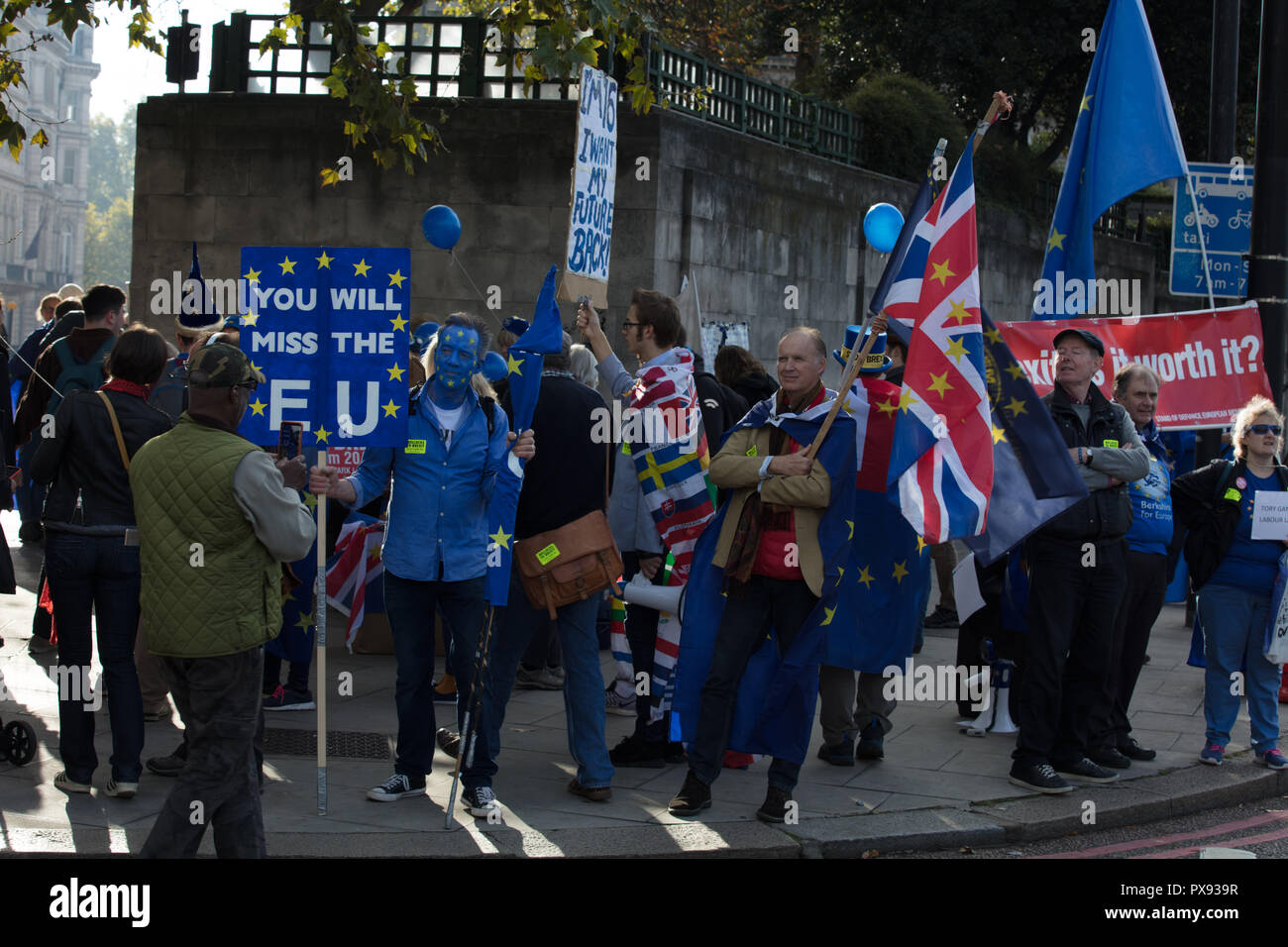 London, UK, 20. Oktober 2018. Tausende Montage in Park Lane am Samstag, Oktober 20, 2018, London, UK, zur Volksabstimmung März marschieren Parliament Square. Die Demonstranten fordern ihre demokratische Stimme zu hören, die behaupten, dass Brexit machen würde Großbritannien schlechter, Schaden jobs, NHS, Menschenrechte und die öffentlichen Dienste der Arbeitnehmer, Schäden und Auswirkungen auf die Zukunft von Millionen von jungen Menschen. Credit: Joe Kuis/Alamy leben Nachrichten Stockfoto