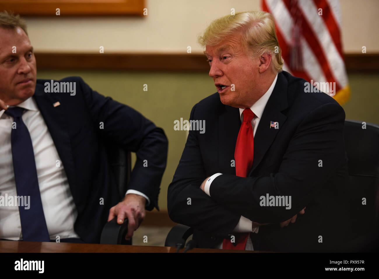 Us-Präsident Donald Trump, Adressen Mitglieder einer Roundtable Diskussion mit militärischen und zivilen Führer an Luke Air Force Base Oktober 19, 2018 außerhalb von Glendale, Arizona. Stockfoto