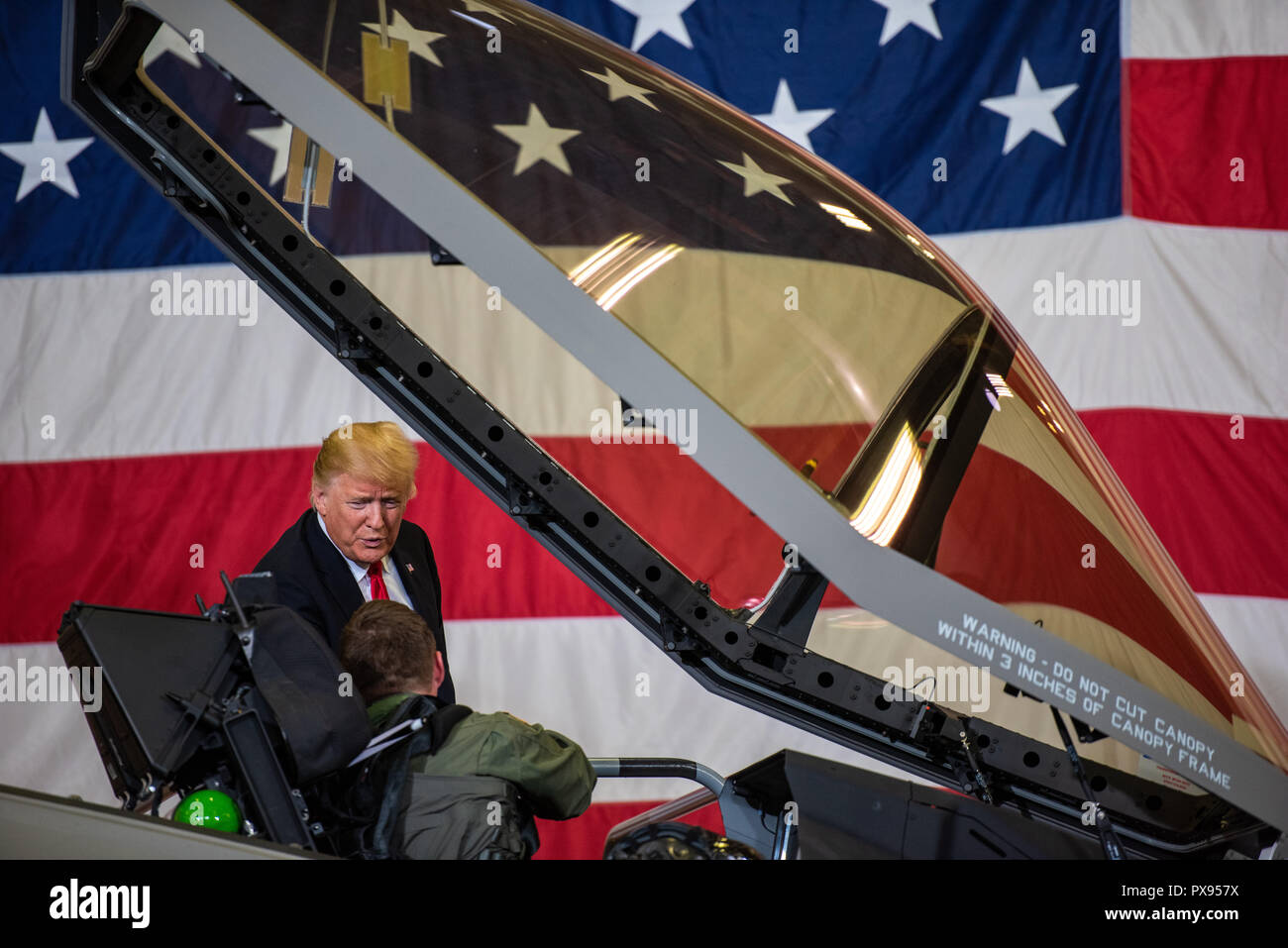 Oberstleutnant Jason Curtis, eine F-35 Lightning II pilot Schriftsatz U.S Präsident Donald Trump, von den Fähigkeiten des F-35 Kampfflugzeuge bei einem Besuch in Luke Air Force Base Oktober 19, 2018 außerhalb von Glendale, Arizona. Stockfoto