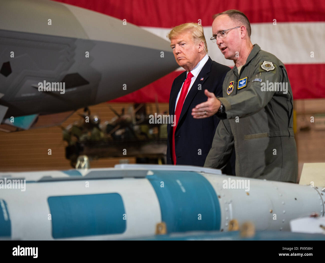 Brig Gen. Todd Canterbury, 56th Fighter Wing Commander Schriftsatz U.S Präsident Donald Trump, von den Möglichkeiten der GBU-12 Bombe bei einem Besuch in Luke Air Force Base Oktober 19, 2018 außerhalb von Glendale, Arizona. Stockfoto