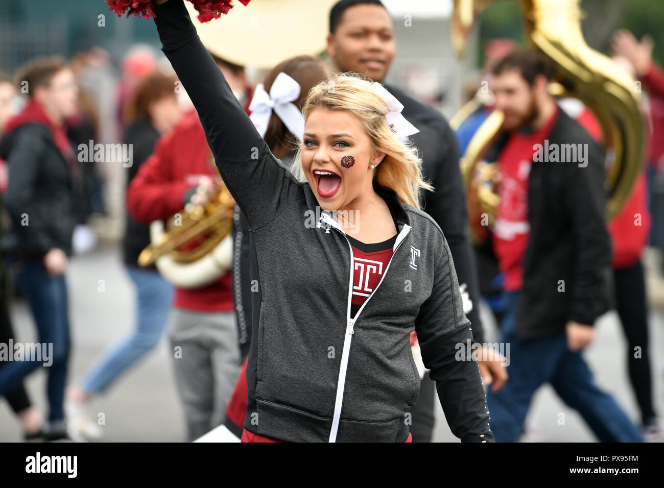 Philadelphia, Pennsylvania, USA. Okt, 2018 20. Der Tempel Eulen Cheerleadern durchführen, während der vor Spiel ''fliegen'' vor der American Athletic Conference Fußballspiel am Lincoln Financial Field in Philadelphia gespielt. Credit: Ken Inness/ZUMA Draht/Alamy leben Nachrichten Stockfoto