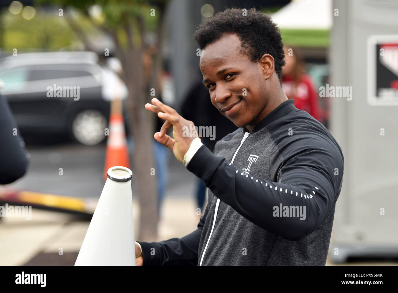 Philadelphia, Pennsylvania, USA. Okt, 2018 20. Der Tempel Eulen Cheerleadern durchführen, während der vor Spiel ''fliegen'' vor der American Athletic Conference Fußballspiel am Lincoln Financial Field in Philadelphia gespielt. Credit: Ken Inness/ZUMA Draht/Alamy leben Nachrichten Stockfoto