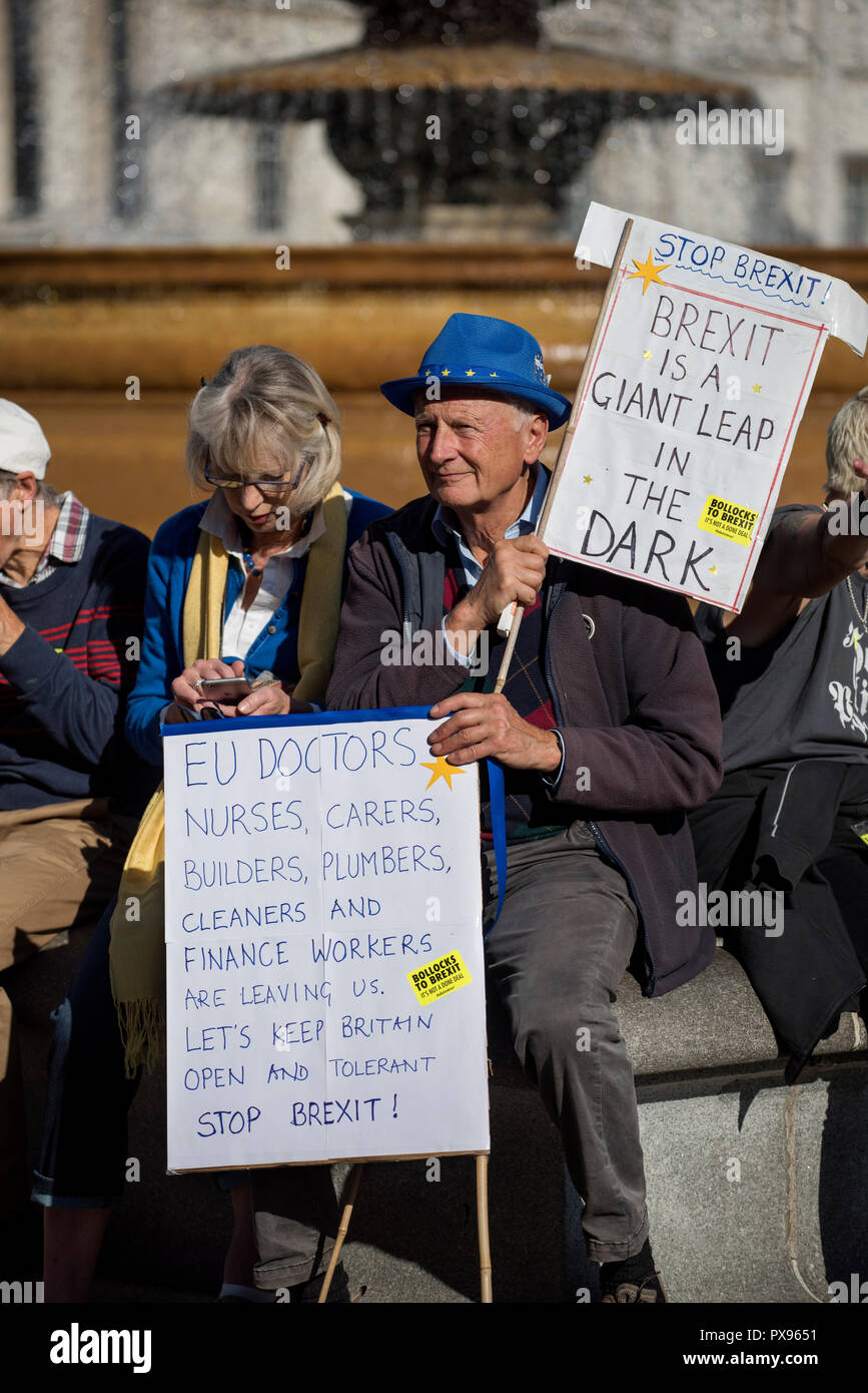 London, Großbritannien. Okt, 2018 20. Anti Brexit Völker März Aufruf für eine zweite Volksabstimmung über die EU verlassen. London 20 Okt 2018 mehr als 670.000 Anti brexit pro zweites Referendum Unterstützer marschierten durch London und unten Whitehall außerhalb der Häuser des Parlaments bei den Parliament Square, Westminster London England UK zu protestieren. Credit: Brian Harris/Alamy leben Nachrichten Stockfoto