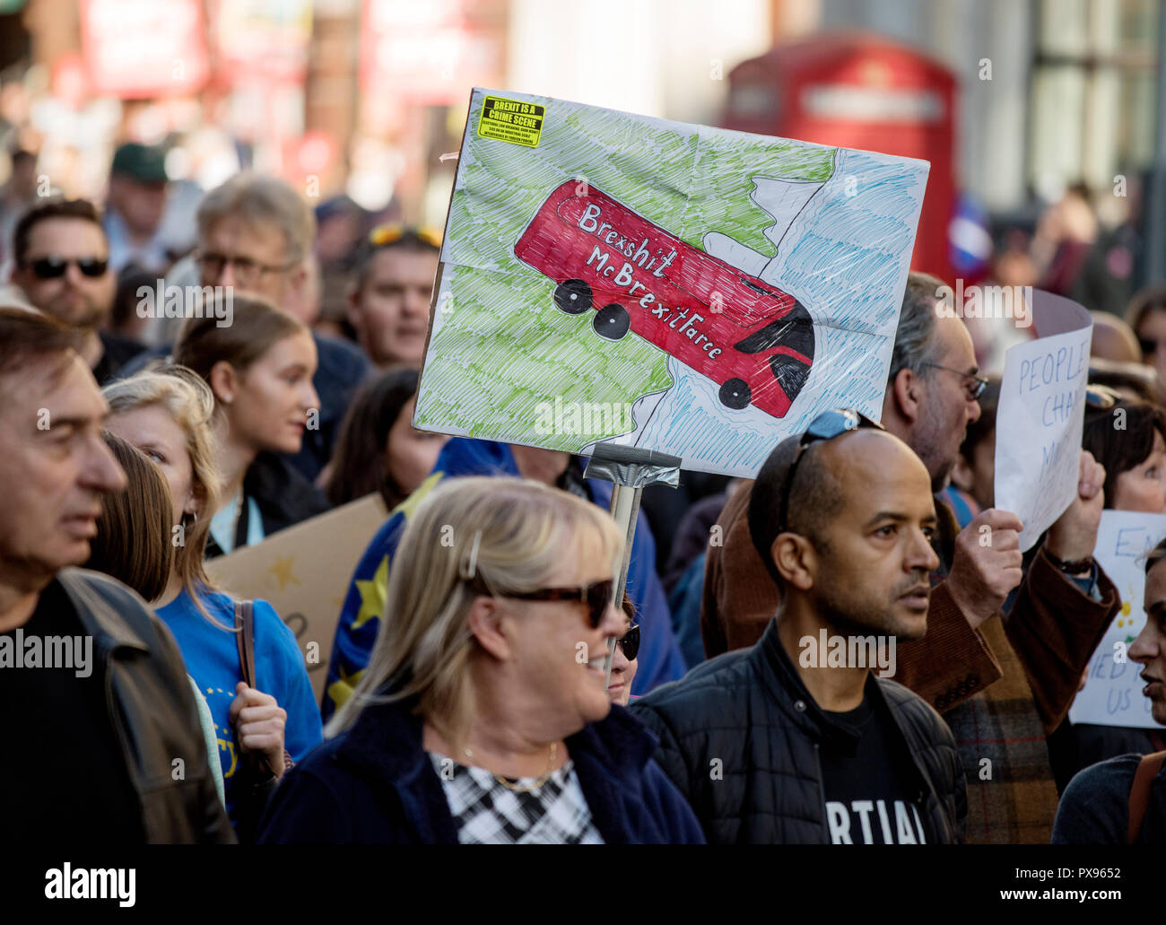London, Großbritannien. Okt, 2018 20. Anti Brexit Völker März Aufruf für eine zweite Volksabstimmung über die EU verlassen. London 20 Okt 2018 mehr als 670.000 Anti brexit pro zweites Referendum Unterstützer marschierten durch London und unten Whitehall außerhalb der Häuser des Parlaments bei den Parliament Square, Westminster London England UK zu protestieren. Credit: Brian Harris/Alamy leben Nachrichten Stockfoto