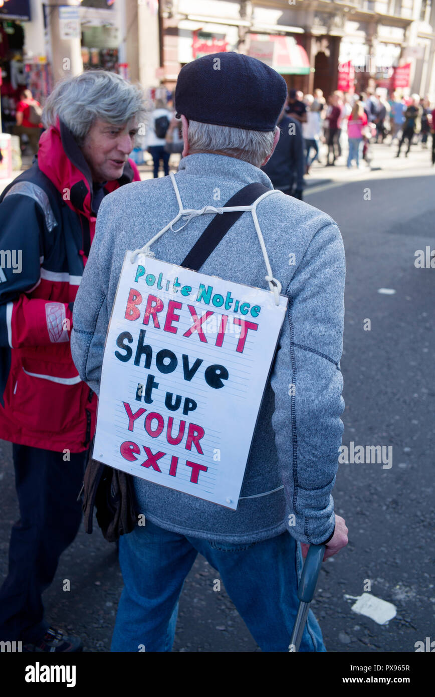 London, Großbritannien. Okt, 2018 20. Anti Brexit Völker März Aufruf für eine zweite Volksabstimmung über die EU verlassen. London 20 Okt 2018 mehr als 670.000 Anti brexit pro zweites Referendum Unterstützer marschierten durch London und unten Whitehall außerhalb der Häuser des Parlaments bei den Parliament Square, Westminster London England UK zu protestieren. Credit: Brian Harris/Alamy leben Nachrichten Stockfoto