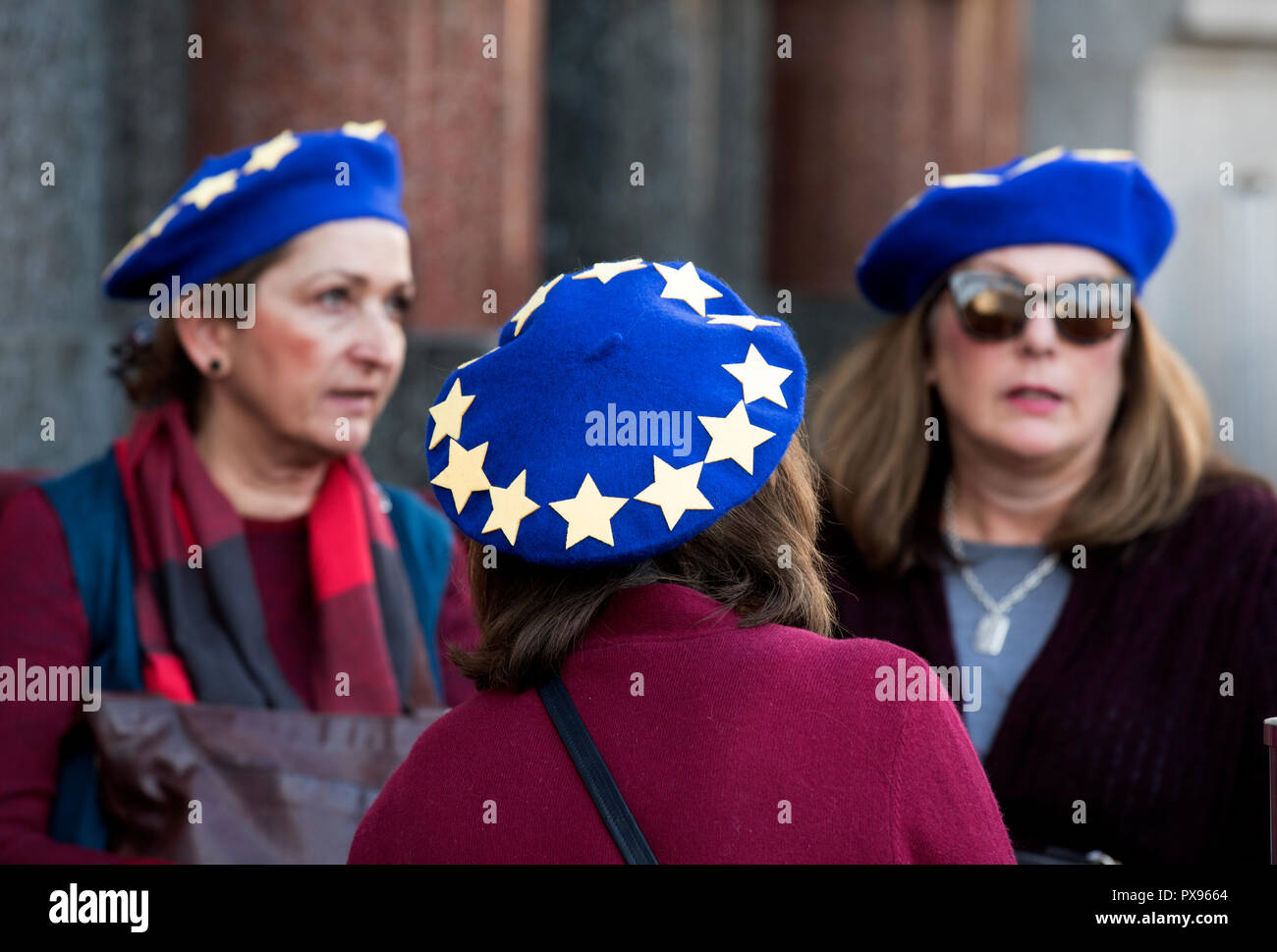 London, Großbritannien. Okt, 2018 20. Anti Brexit Völker März Aufruf für eine zweite Volksabstimmung über die EU verlassen. London 20 Okt 2018 mehr als 670.000 Anti brexit pro zweites Referendum Unterstützer marschierten durch London und unten Whitehall außerhalb der Häuser des Parlaments bei den Parliament Square, Westminster London England UK zu protestieren. Credit: Brian Harris/Alamy leben Nachrichten Stockfoto