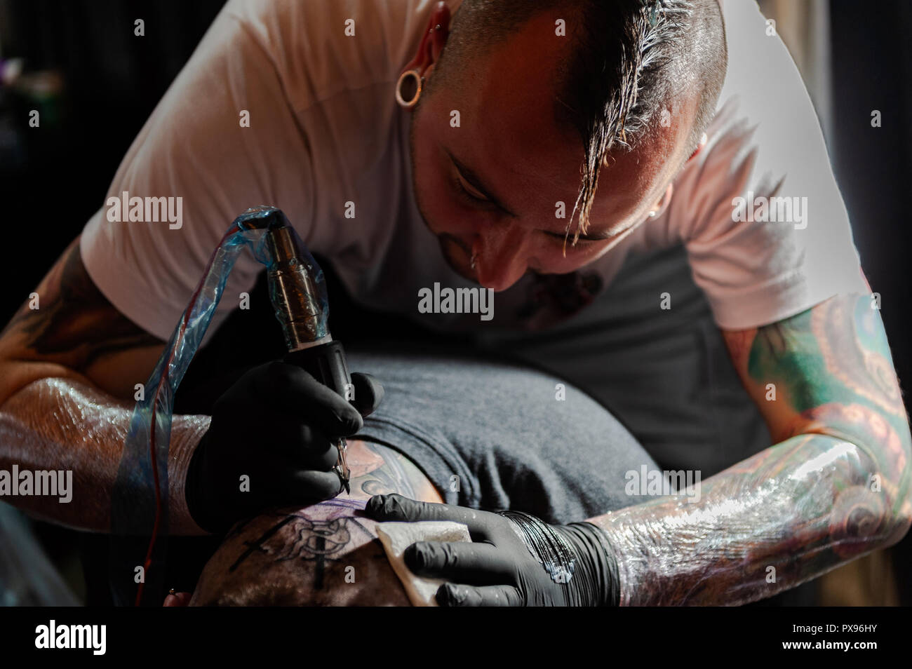 Skibbereen, West Cork, Irland. Okt, 2018 20. Ein tätowierer tattos die Rückseite des Kopfes während der Tattoo zeigen. Die Show wurde von vielen tattooists aus ganz Irland und den Norden besucht. Die Veranstaltung endet morgen. Credit: Andy Gibson/Alamy Leben Nachrichten. Stockfoto
