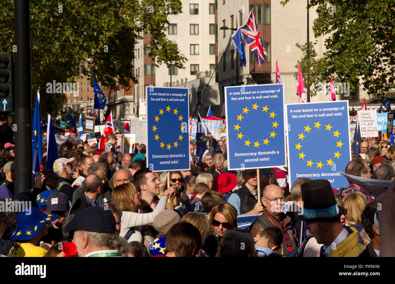 London, England. 20. Oktober 2018. Die Völker stimmen, Stop Brexit März stattfinden auf Park Lane, in der Nähe des Hyde Park. Credit: Anthony Kay/Alamy leben Nachrichten Stockfoto