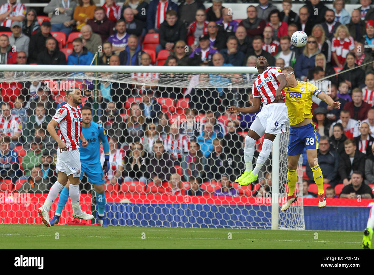 SToke-on-Trent, Großbritannien. Okt, 2018 20. Stoke City vorwärts Benik Afobe (9) Herausforderungen Birmingham City Defender Michael Morrison (28) Während der EFL Sky Bet Championship Match zwischen Stoke City und Birmingham City an der bet365 Stadium, Stoke-on-Trent, England am 20. Oktober 2018. Foto von Jurek Biegus. Nur die redaktionelle Nutzung, eine Lizenz für die gewerbliche Nutzung erforderlich. Keine Verwendung in Wetten, Spiele oder einer einzelnen Verein/Liga/player Publikationen. Credit: UK Sport Pics Ltd/Alamy leben Nachrichten Stockfoto