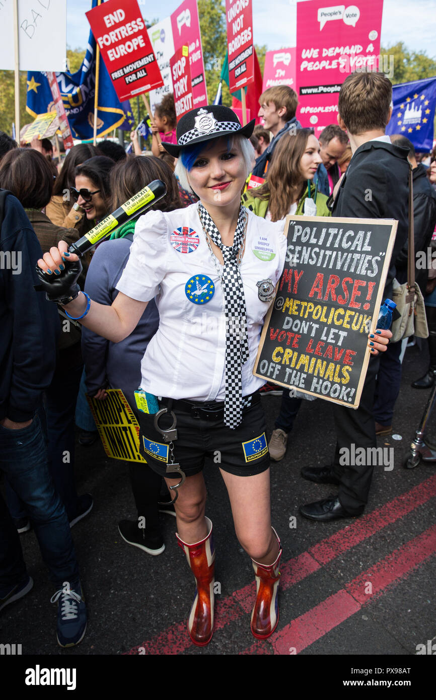 London, Großbritannien. 20. Oktober, 2018. EU Supergirl Madeleina Kay verbindet Hunderte von Tausenden von Menschen, die an der Abstimmung März für die Zukunft eine Abstimmung über die endgültige Brexit Angebot zu verlangen. Die Abstimmung ist eine Kampagne, die durch offene Großbritannien unterstützt, Europäische Bewegung Deutschland, Großbritannien für Europa, Wissenschaftler für die EU, gesünder, unsere Zukunft unsere Wahl, für unsere Zukunft Willen, Wales für Europa und InFacts. Credit: Mark Kerrison/Alamy leben Nachrichten Stockfoto