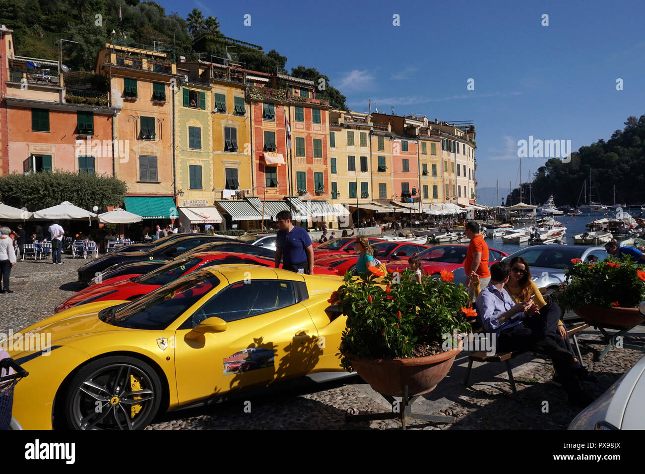 PORTOFINO, Italien - 20 Oktober, 2018 - Ferrari hält 70 Jahre Jubiläumsfeier mit einem supercar Übereinkommen, der neue Ferrari Portofino ist in seiner Heimatstadt Dorf Credit: Andrea Izzotti/Alamy leben Nachrichten Stockfoto