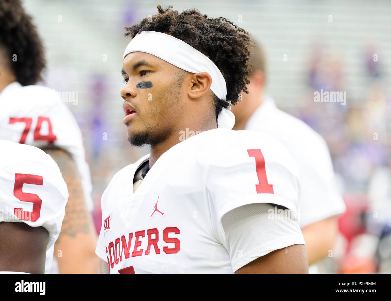 Waco, Texas, USA. Okt, 2018 20. Oklahoma Sooners Quarterback Kyler Murray (1) Spaziergänge in der Umkleide, bevor Sie die erste Hälfte des NCAA Football Spiel zwischen dem Oklahoma Sooners und TCU Horned Frogs an Amon G. Carter in Waco, Texas. Matthew Lynch/CSM/Alamy leben Nachrichten Stockfoto