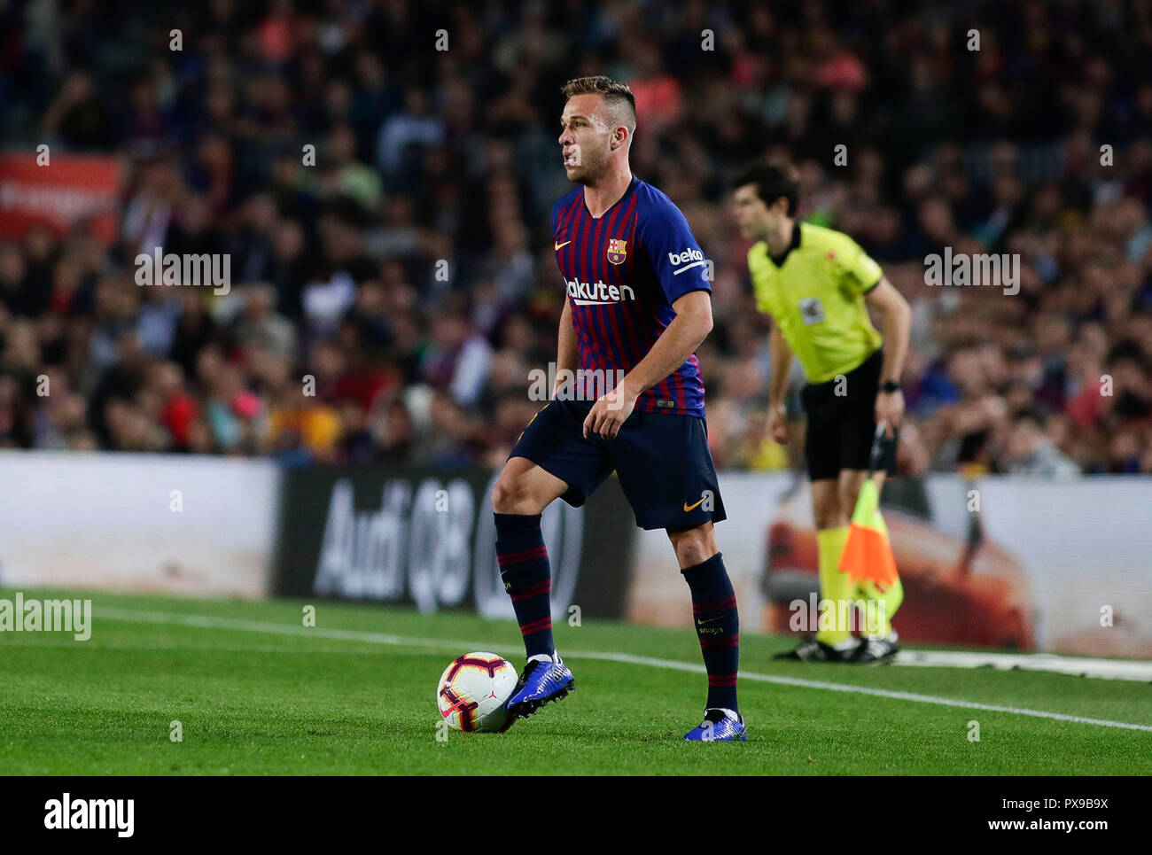 Camp Nou, Barcelona, Spanien. Okt, 2018 20. Liga Fußball, Barcelona und Sevilla; Arthur Melo des FC Barcelona steuert den Ball vor einem Angriff der Credit: Aktion plus Sport/Alamy leben Nachrichten Stockfoto