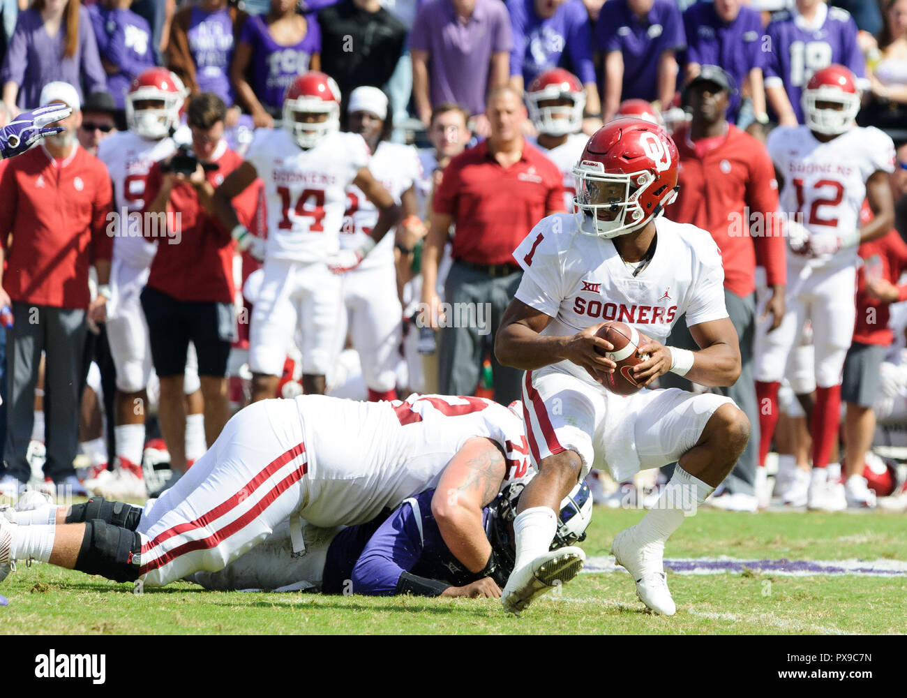 Waco, Texas, USA. Okt, 2018 20. Oklahoma Sooners Quarterback Kyler Murray (1) rutscht auf dem Feld während der zweiten Hälfte der NCAA Football Spiel zwischen dem Oklahoma Sooners und TCU Horned Frogs an Amon G. Carter in Waco, Texas. Matthew Lynch/CSM/Alamy leben Nachrichten Stockfoto