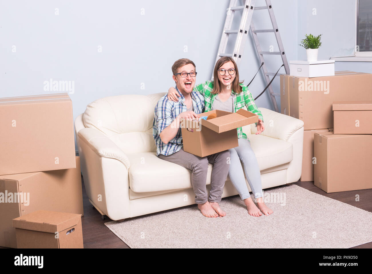 Familie Neue Wohnung Umzug Und Umzug Konzept Ein Paar Junge Menschen Glucklich Ihre Box Zusammen Offnen Und Uberrascht Etwas Stockfotografie Alamy